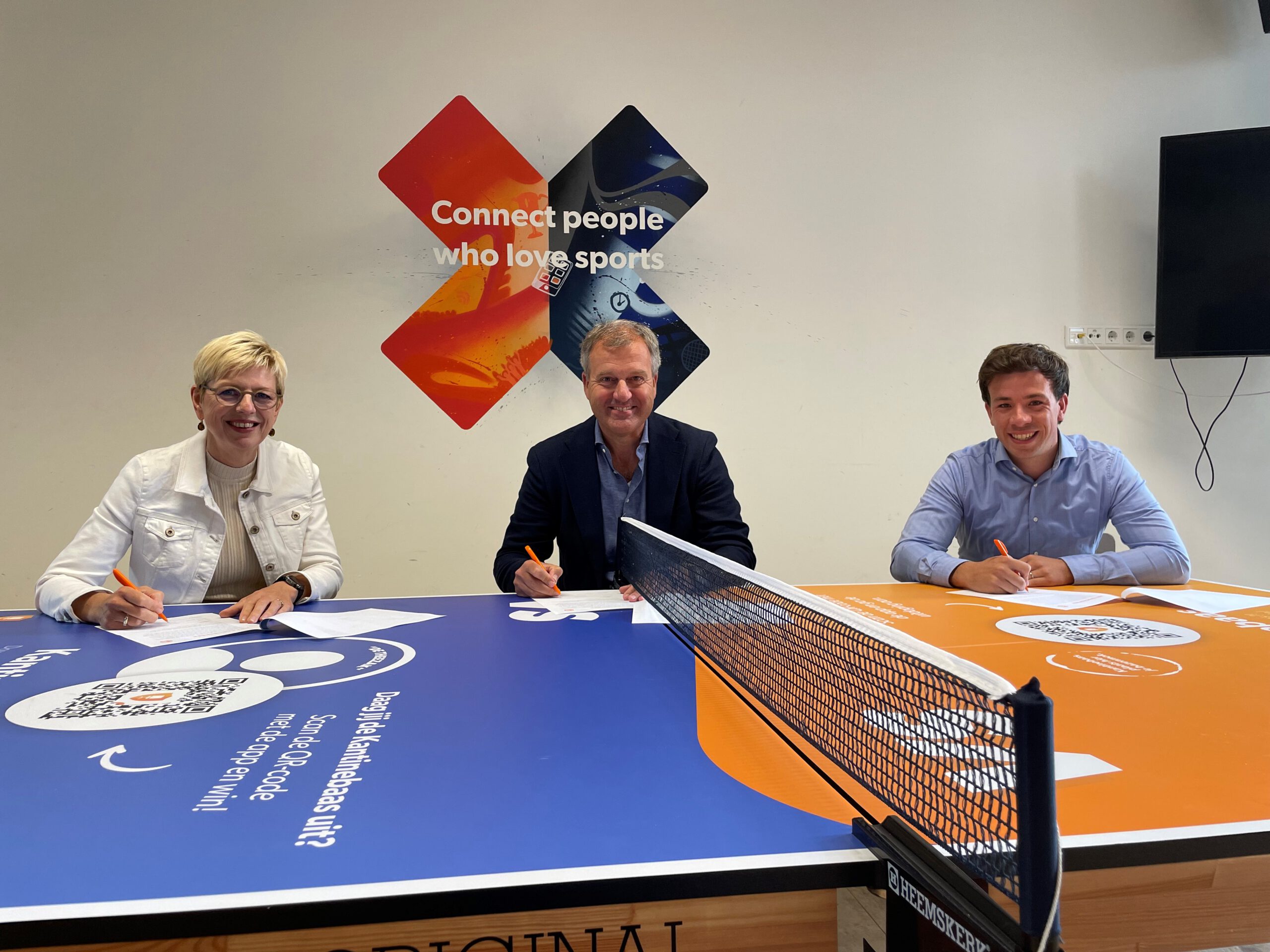 Ondertekening van van de opdracht tot de ontwikkeling van het digitale sportplatform van Apeldoorn.
